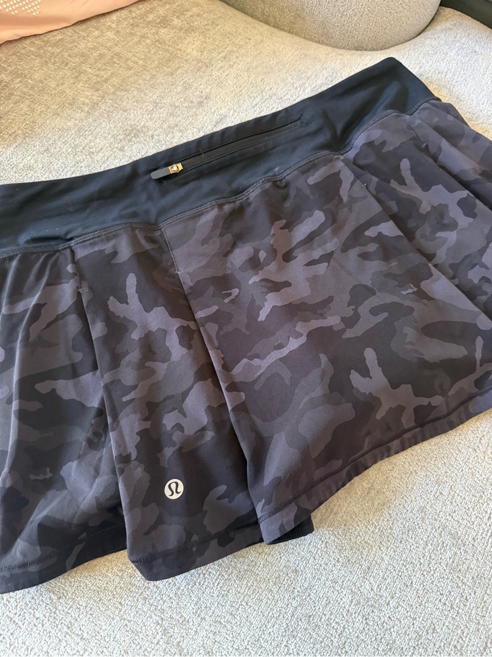 Lululemon Camo Running Skirt Skort Size 10 Black Gray Built-In Shorts Zip Pocket